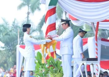 Bupati Batang Hari Fadhil Arief saat serahkan duplikat bendera pusaka merah putih(Poto Hms G12)