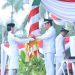 Bupati Batang Hari Fadhil Arief saat serahkan duplikat bendera pusaka merah putih(Poto Hms G12)