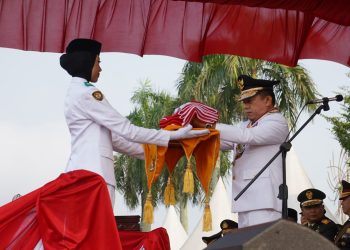 Gubernur Jambi Al Haris Serahkan Duplikat Bendera Pusaka Merah Putih(Poto Novri G12)