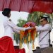 Gubernur Jambi Al Haris Serahkan Duplikat Bendera Pusaka Merah Putih(Poto Novri G12)