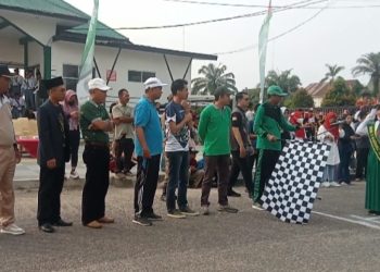 Sekda Batang Hari M Azan saat pelepasan peserta karnaval(Poto Ist G12)