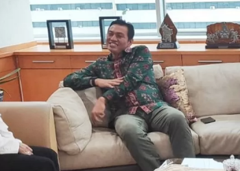 Bupati Batang Hari saat berbincang dengan pejabat Kemendikbudristek