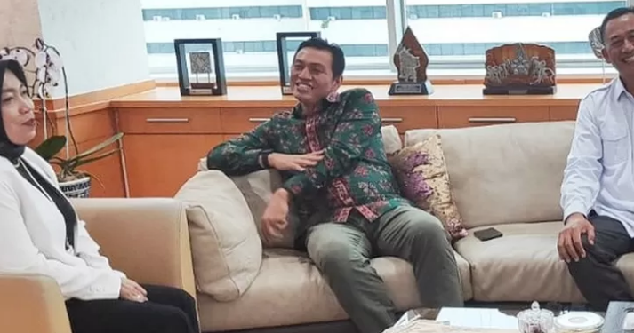 Bupati Batang Hari saat berbincang dengan pejabat Kemendikbudristek