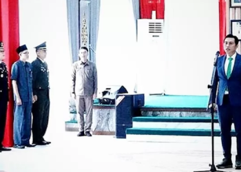 Bupati Fadhil Arief saat melantik anggota Paskib Braka(poto hms-g12)