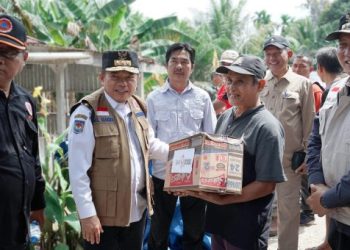 Gubernur Jambi Dr. H. Al Haris, S.Sos, MH, menyerahkan bantuan kepada warga terdampak banjir di Kecamatan Mandiangin, Kabupaten Sarolangun. (Gambar: Diskominfo Provinsi Jambi)
