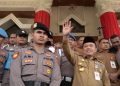 Gubernur Jambi, Dr. H. Al Haris, S.Sos, MH, saat menghadapi masa aksi Demo di depan Kantor Gubernur Jambi. (Gambar: Diskominfo Provinsi Jambi)