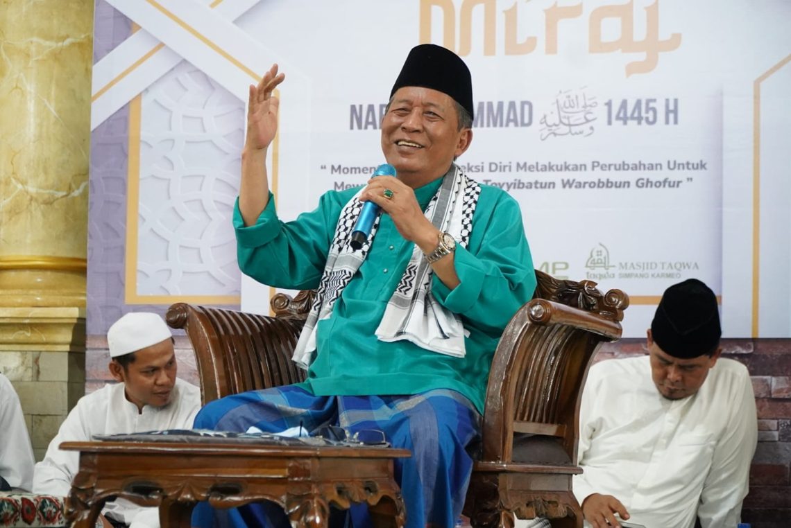 Wakil Gubernur Jambi, Drs. H. Abdullah Sani, M.Pd.I, saat menghadiri sekaligus menjadi penceramah dalam rangka peringatan Isra’ Mi'raj Nabi Muhammad SAW 1445 H(Foto: Harun/Sobirin).