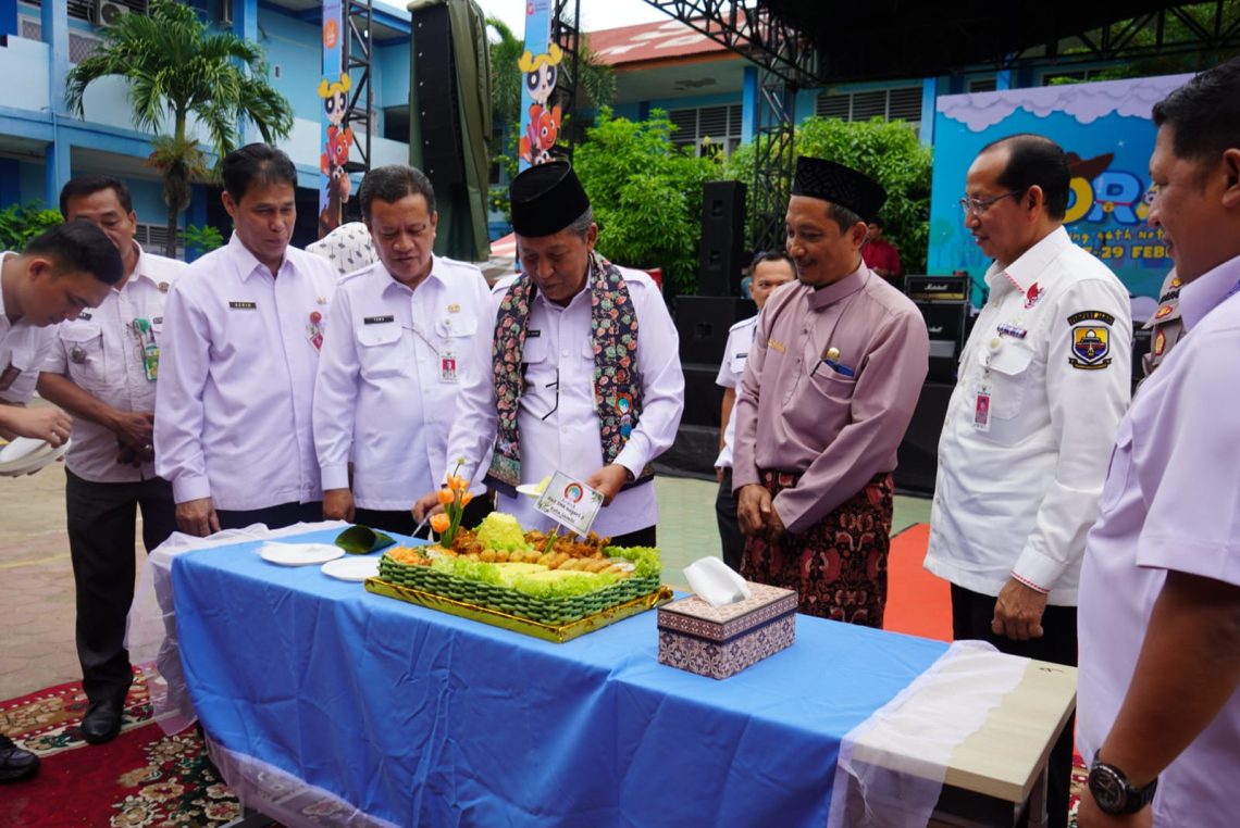 Wakil Gubernur Jambi, Drs. H. Abdullah Sani, M. Pd.I., saat menghadiri 46 tahun berdirinya SMAN 3 Kota Jambi, bertempat di Lapangan Upacara SMA Negeri 3 Kota Jambi. (Gambar: Novriansah/Sobirin)