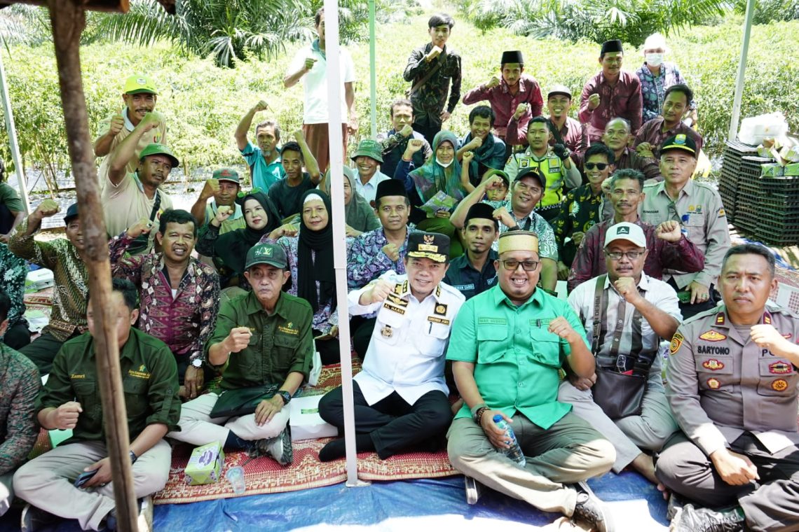 Gubernur Jambi, Dr. H. Al Haris, S.Sos, MH., saat bertemu dan berdialog dengan petani di Desa Tedar Kuranji, Kecamatan Maro Sebo Ilir, Kabupaten Batanghari. (Gambar: Ardi Susianto)