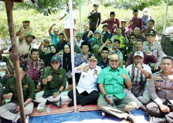 Gubernur Jambi, Dr. H. Al Haris, S.Sos, MH., saat bertemu dan berdialog dengan petani di Desa Tedar Kuranji, Kecamatan Maro Sebo Ilir, Kabupaten Batanghari. (Gambar: Ardi Susianto)