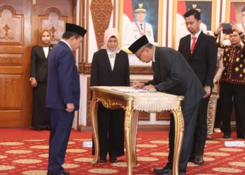 Gubernur Jambi, Dr. H. Al Haris, S.Sos., MH., saat melantik H. Hairul Suhairi, S.E., M.M menjadi Direktur Utama PT. Bank Pembangunan Daerah Jambi. (Foto: Agus Supriyanto)