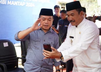 Gubernur Jambi, Dr. H. Al Haris, S.Sos., MH., secara langsung melakukan launching Repeater GSM di Desa Muaro Hemat, Merangin, Jambi. (Foto: Harun Al Rasyid).