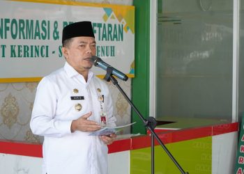 Gubernur Jambi, Dr. H. Al Haris saat menyerahkan bantuan mobil ambulance yang berasal dari dana Corporate Social Responsibility (CSR) oleh Bank 9 Jambi. (Foto: Harun Al Rasyid/Hory Apriansyah)