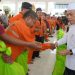Gubernur Jambi, Dr. H. Al Haris, S.Sos,MH,. saat memberikan bantuan sembako bagi para petugas kebersihan yang ada di Kota Jambi.(Foto: Novriansah)