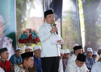 Gubernur Jambi, Dr. H. Al Haris, S.Sos, MH., saat menghadiri Haul dan Halal Bihalal bersama masyarakat Tanjung Raden. (Gambar: Erict Sutriedi)