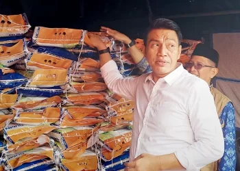 Bupati Batang Hari Fadhil Arief saat cek kesiapan Bantuan korban Banjir(poto G12-kjk)