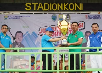 Bupati Fadhil Arief bersama Gubernur Jambi Al Haris serahkan Piala Bergilir(poto G12-KJK)