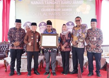 Gubernur Jambi, Al Haris, pada penyerahan Sertifikat Indikasi Geografis untuk Komoditas Nanas yang terletak di Agrowisata Desa Tangkit Baru, Kecamatan Sungai Gelam, Kabupaten Muaro Jambi. (Foto: Harun Al Rasyid)