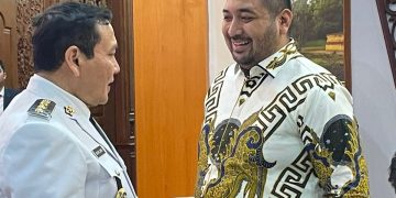 Pinto Jayanegara, Wakil Ketua DPRD Provinsi Jambi, ucapkan selamat kepada Drs. R. Najmi atas pelantikannya sebagai Penjabat (Pj) Bupati Muaro Jambi. (Gambar: Humas DPRD Provinsi Jambi)