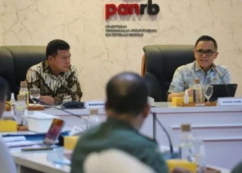 Menteri panrb azwar anas kanan di acara penyerahan penetapan (Foto JPNN/G12)